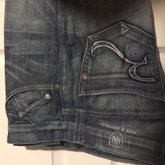 Rock & Republic Light Wash Blue Jeans - Picture 3 of 5
